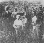 W rodzinnej Przeroli przed domem Liszewskich. Stoj od lewej: ojciec, bracia Wacaw i Bolesaw, matka, autor (1939 r.).