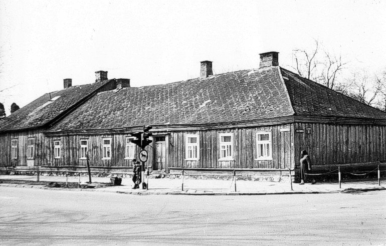 Ulica Noniewicza rg Kolejowej. W tym miejscu wybudowano budynek banku PKO S.A. 1975 r.