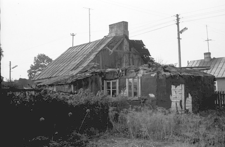 Osiedle II pomidzy ul. Noniewicza a 1 Maja 1964-65 r. Rozbirka domu.