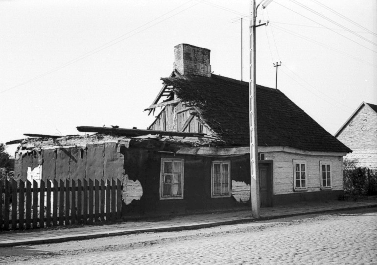 Osiedle II pomidzy ul. Noniewicza a 1 Maja 1964-65 r. Rozbirka domu.